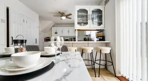Stylish 3-Bed Home - 5 min walk to ExCeL - Free Parking - Near O2 & Canary Wharf - Image 5