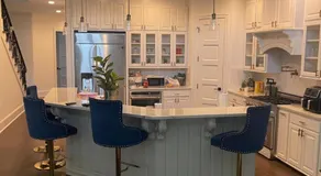 Cute Home with some Razzle Dazzle - Image 4