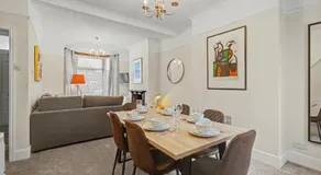 Countess House, Northampton - Stylish Modern 2-Bedroom House with Garden - Free Parking - Image 3