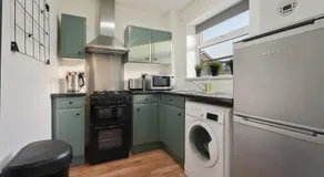 Tapton View - Modern Stay Near Chesterfield Town Center, Train Station & the Peak District - Image 5
