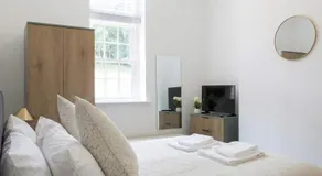 Modern & Bright 1 Bedroom Apartment in Holywell - Image 2