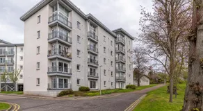 Executive Apartment, Free Parking, West End - Image 4