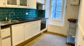 Old Town Edinburgh Apt, walk to Castle, Royal Mile & Museums - Image 3