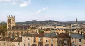 Central 2-Bed Apartment Stunning Views - Image 5