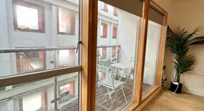 Flatzy - Prime City Apartment with Free Parking & Ping Pong Table - Image 5