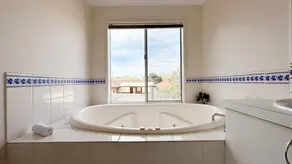 Near Airport and Easy to Melbourne CBD 5B - Image 4