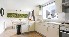 Detached 5-Bedroom House with Driveway Parking, Super-Fast Wifi and Smart TV with Netflix by Yoko Property - Image 5