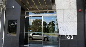 Modern Quiet 1 & 2 Bed Apt Opposite Albert Park - Image 5