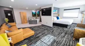 Creekside Hotel & Suites - Image 2
