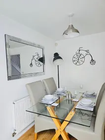 Stylish 3 Bed Home With Garden & Free Parking - Image 3