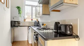 Camden 3-Bed Sleeps 6 1 Min to Tube & Parking - Image 5