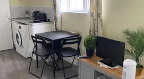 Spacious one bedroom Self Contain with toilet and bath - Image 4