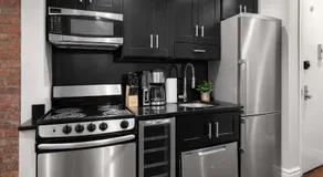 Stylish 3-Bedroom Midtown East Stay - Image 4