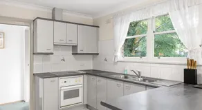 Affordable No-Frills Queen Ensuite Room in Pymble - Image 5