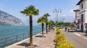 Jacuzzi Luxury 2-Bedroom Apartment Iseo Piazza Garibaldi - Terrace & AC - Image 3