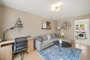 Spacious 3-Bed Home Near M1, Sky TV & Netflix Included 2x Parking Spaces Garden Fast Wifi Contractors Travellers Relocators Leisure Welcome - Image 2