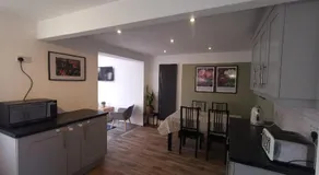 EMA, Castle Donington Circuit contractors group 4 bedrooms 7 bed house-private parking - Image 2