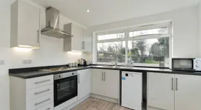 Spacious 5-Bed house Private Parking - Image 4