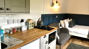 Clay Bank Huts, Roseberry Shepherds Hut - Image 2