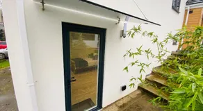 MODERN STUDIO APARTMENT, PRIVATE- DRIVEWAY PARKiNG - Image 3