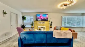 2nd Floor House with 2 Queen Bedrooms and Extra Sofa Bed Located 10 minutes from SeaTac Airport and 20 minutes from Downtown Seattle - Image 3