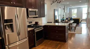 Trendy West Town Flat - 2 bed / 1.5 bath w parking - Image 2