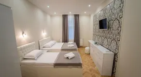 Center Deluxe Garni Hotel - Image 2