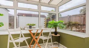 Samantha Suite I Chic 2BR Bungalow I Sleeps 6 I Near Cardiff City Centre I Principality Stadium I Cardiff Castle I Cardiff University I WiFi I Parking and Easy Access to Barry Island - Image 2