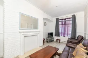 Charming 2-bedroom house - Image 2