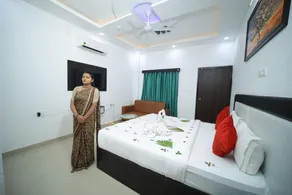 THE HOTEL PARADISE - Image 2