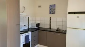 Sunny, 2-bedroom apartment with pool, 200m from Caseys beach - Image 5
