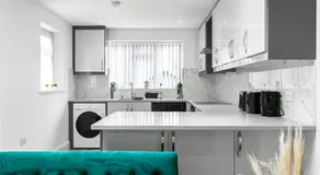 Spacious Detached House with 7 Beds Includes Ping Pong and Pool Table Sleeps 14 Free Parking - Image 5
