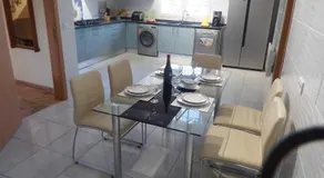Villa Lara, espaçosa casa de 5 quartos com piscina aquecida, Wi-Fi gratuito, estacionamento seguro - Image 3