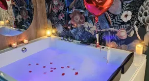 Suite Passion - Jacuzzi privé - Table massage - Image 4