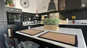 Industrial Cozy Apartment in Bugibba, Prime Location - Image 5