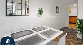 FLATZY - Modern Apartment Close to Football Stadiums - Image 5
