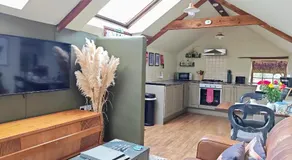Cosy barn on rural smallholding with alpacas, goats & pigs - Image 4