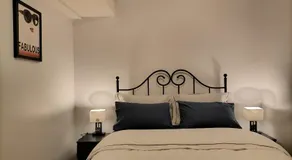 One Bedroom Suite B&B with Parking - Image 2