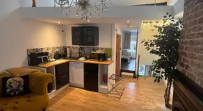 Rooftop One-Bedroom Apartment Near East Midlands Airport - Image 4