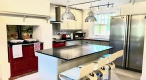 The Farmhouse - Sleeps 12 with Private Grounds - Image 4