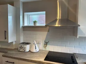 1-Bed House Sleeps 4 Free Parking - Image 3