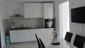 Comfortable 2 Bedroom Apartment - Image 3