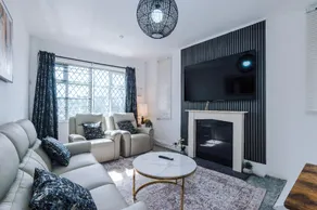 Luxury 3-Bed Apt with Terrace |  7 Mins to Airport - Image 2
