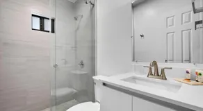Villa Roads - Ideal Stay in Miami - King - Bed Parking - Near Airport, Brickell, Coconut Grove, Little Havana, Wynwood & Calle 8 - Image 2