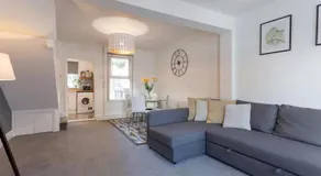 Hastings House - Modern 2 Bedroom House in Central Luton & Near Airport - Image 2
