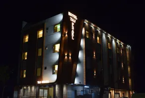 FabHotel Taj Pearl - Image 4