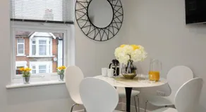 Aisiki Apartments at Stanhope Road, North Finchley, Airconditioned 3-Bedroom and 2-Bathroom, Pet-Friendly Duplex Flat, King or Twin Beds, with Free Wi-Fi - Image 5
