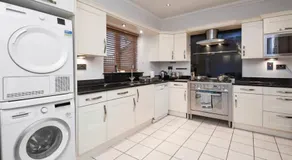 Bewdley House • 4 Bedroom 3 Bathroom • Balcony • Free Parking • Smart TVs • Yoko Property - Image 2