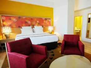 M Suites Hotel - Image 2