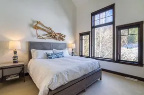 Creekside Lodge - Image 1